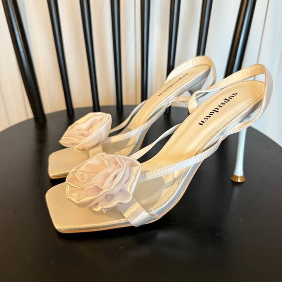 Revolve x Maggie Macdonald Superdown Minnie white satin rosette sandal heels 9 - Picture 6 of 11